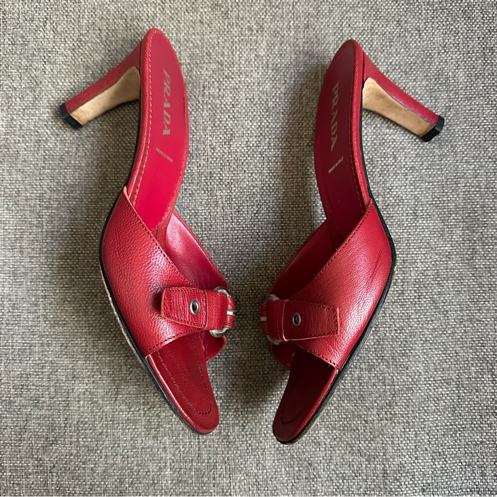 Vintage Prada buckled red leather heeled sandals - Picture 4 of 8